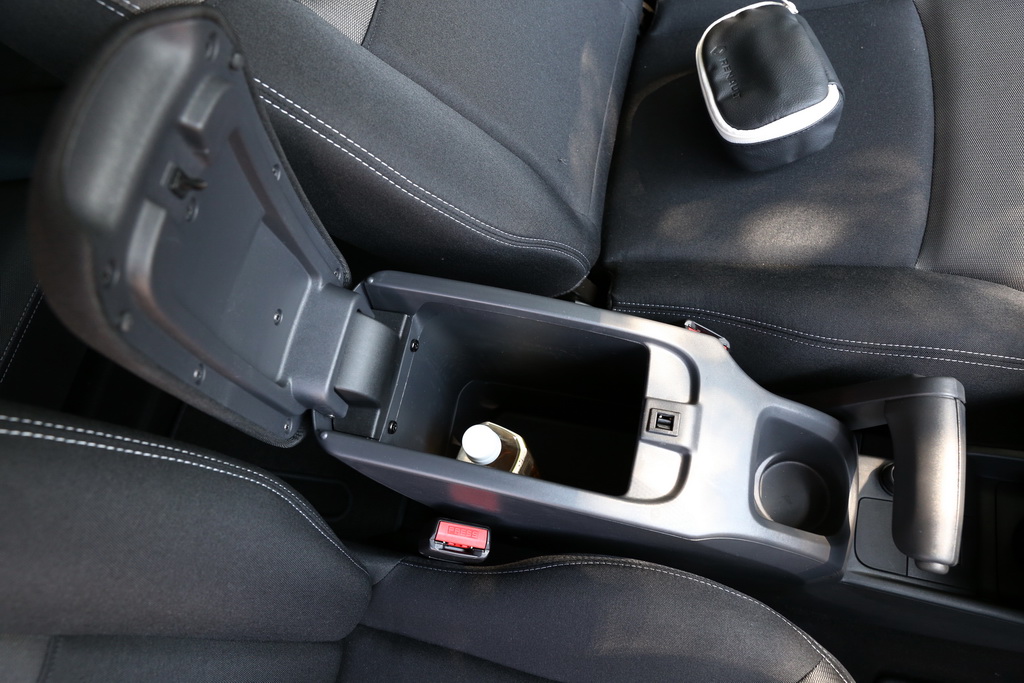 深さのあるセンターコンソールボックス。ペットボトルもすっぽりと入る