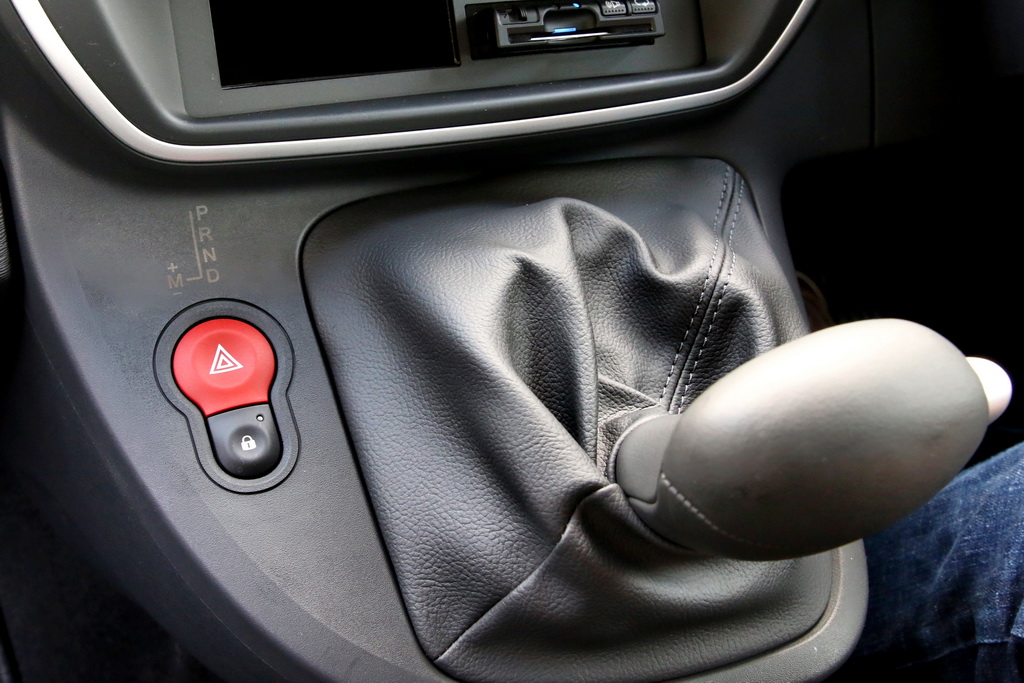 カングーはインパネシフトを採用。６速ＥＤＣの使用感はＡＴに近い