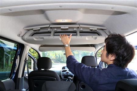 前席と後席の間には３連式オーバーヘッドボックスを備える。いろんな使い方ができそうだ