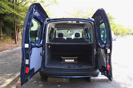 トノボードで上下を仕切った状態のラゲッジルーム。トノボードを使わないときは、後席背面に収納可能