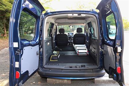 後席を倒せば奥行きは１８０センチに拡大する