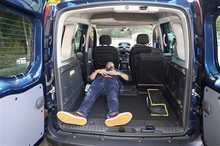 ほぼフルフラットにすることが可能。身長１７２センチの筆者が横になるとこんな感じ。脚を曲げずに寝ることができる