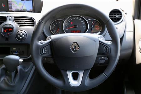 ルノーのエンブレム「ロザンジュ」が輝くステアリングホイールは握りやすかった