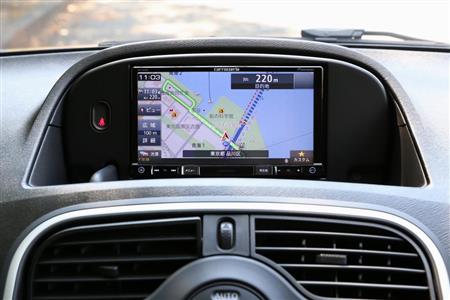 ダッシュボードの奥に設置した小型モニター