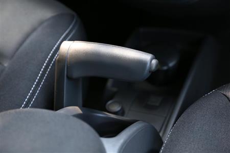 飛行機や船舶のスロットルレバーを思わせるサイドブレーキ