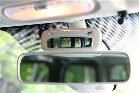 ルームミラー上部には、室内を広く見渡せるチャイルドミラーを設置している。パッセンジャーの様子をうかがえるので安心だ