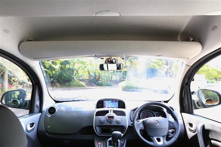 フロントウインドーは上下に広くて開放的。ダッシュボードはシンプルなデザイン。頭上にはオーバーヘッドコンソールを備える