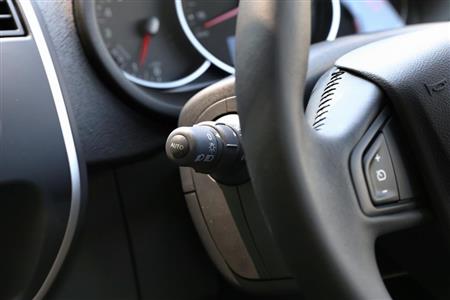 フランス車のため方向指示器はハンドルの左手に配置。灯火類の操作もここで行う