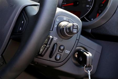 ハンドル脇のワイパーやオーディオの操作スイッチ