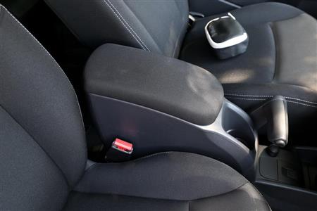 分厚いクッション付きでひじ掛けにもなるセンターコンソールボックス