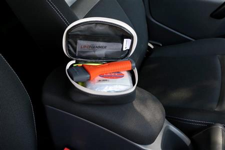 緊急時のためのハンマーやレインコートも備えている