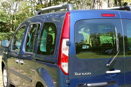 縦長のテールランプがお洒落。側面の３枚窓はどれも切り取り方が個性的だ