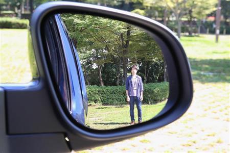 運転席からドアミラーを覗き込む