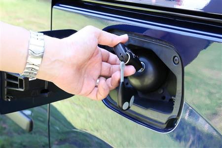 給油口キャップは鍵で開錠するタイプ