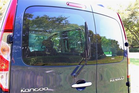 縦置きのリヤワイパー。平面のウインドーは窓枠のゴムパッキンが見えないデザインのため、すっきりとしている