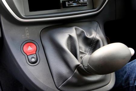 カングーはインパネシフトを採用。６速ＥＤＣの使用感はＡＴに近い