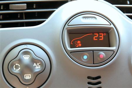 操作ボタン類はごくごくシンプル