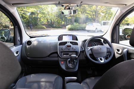 フロントウインドーは上下に広くて開放的。ダッシュボードはシンプルなデザイン