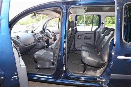 とにかく大きな窓と広大な室内空間。スライドドアの窓は上下に開閉することが可能だ