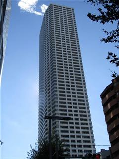 マンションとして日本最高階数の「ザ・パークハウス西新宿タワー６０」＝２３日、東京都新宿区