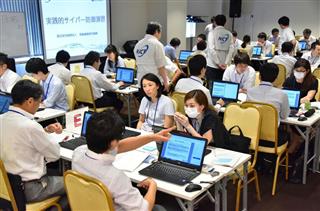 サイバー攻撃の対応訓練に参加した自治体職員ら=9月15日、東京都港区 サイバー攻撃の対応訓練に参加した自治体職員ら=9月15日、東京都港区