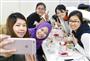 介護福祉士の国家試験に向けた講習で、休憩中に記念写真を撮る外国人の候補生＝５月、大阪市