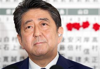 開票速報センターでインタビューに応じる自民党総裁の安倍晋三首相＝２２日午後、東京・永田町の自民党本部（松本健吾撮影）