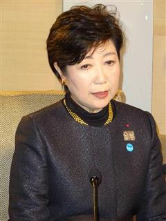 22日、パリのホテルで記者会見する小池百合子・東京都知事(三井美奈撮影) 22日、パリのホテルで記者会見する小池百合子・東京都知事(三井美奈撮影)