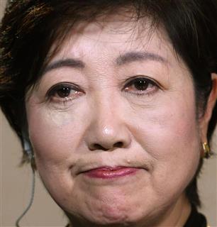 テレビ局のインタビューに応じ、厳しい表情を見せる希望の党の小池代表＝２２日、パリ（共同）