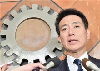 開票から一夜明け、報道陣の取材に応じる民進党の前原誠司代表=23日午前、東京都千代田区の連合会館(宮崎瑞穂撮影) 開票から一夜明け、報道陣の取材に応じる民進党の前原誠司代表=23日午前、東京都千代田区の連合会館(宮崎瑞穂撮影)