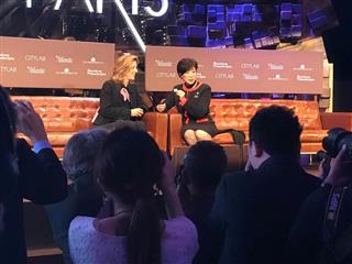 前駐日米大使のキャロライン・ケネディ氏と対談する小池百合子東京都知事（右）＝２３日、パリ（大泉晋之助撮影）