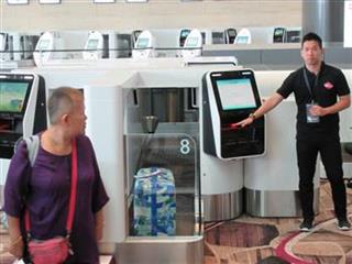 シンガポールのチャンギ国際空港の第４ターミナル。搭乗客は無人機を使って荷物を自分で預ける（吉村英輝撮影）