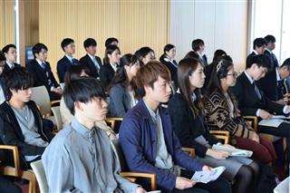 発表を聞く国学院大の学生ら