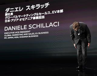 東京モーターショーの日産ブース発表会冒頭、謝罪するダニエレ・スキラッチ日産副社長=25日午前、東京都江東区(宮川浩和撮影) 東京モーターショーの日産ブース発表会冒頭、謝罪するダニエレ・スキラッチ日産副社長=25日午前、東京都江東区(宮川浩和撮影)