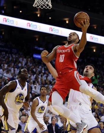 昨季覇者のウォリアーズとロケッツによるＮＢＡ開幕戦。楽天はＮＢＡとの関係強化を図る＝１７日、米カリフォルニア州オークランド（ＡＰ）