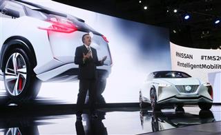 EV試作車を紹介する日産のダニエレ・スキラッチ副社長=25日、東京都江東区(AP) EV試作車を紹介する日産のダニエレ・スキラッチ副社長=25日、東京都江東区(AP)