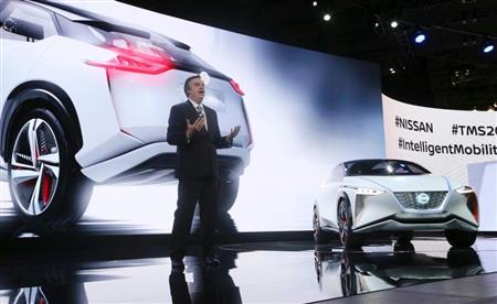 ＥＶ試作車を紹介する日産のダニエレ・スキラッチ副社長＝２５日、東京都江東区（ＡＰ）