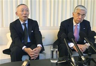 米ニューヨークで取材に応じるファーストリテイリングの柳井正会長兼社長（左）と東レの日覚昭広社長＝２４日（共同）