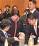 両院議員懇談会に臨み、挨拶に回る希望の党の小池百合子代表＝２５日午後、東京・永田町の衆院第一議員会館（斎藤良雄撮影）