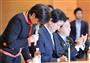 希望の党の両院議員懇談会で、頭を下げる小池百合子代表（左）＝２５日午後、東京・永田町の衆院第１議員会館（宮崎瑞穂撮影）