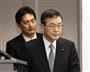 厳しい表情で、無資格検査問題についての記者会見に臨むスバルの吉永泰之社長（手前）＝２７日午後、東京都渋谷区