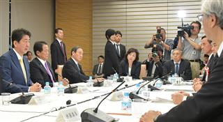 経済財政諮問会議に臨む安倍晋三首相（左）ら＝２６日午後、首相官邸（斎藤良雄撮影）