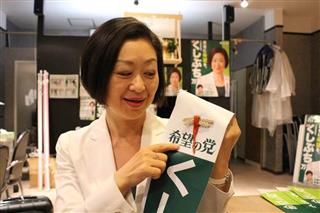 縁起物の「勝ち虫」トンボの飾りをつけた希望のたすきを掲げる３区の櫛渕万里氏＝２２日、市原市の選挙事務所（橘川玲奈撮影）