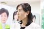 小池百合子代表のポスターが飾られた選挙事務所で選挙戦を振り返る千葉２区の希望新人、竹ケ原裕美子氏＝２３日午前１時ごろ、千葉県八千代市（橘川玲奈撮影）