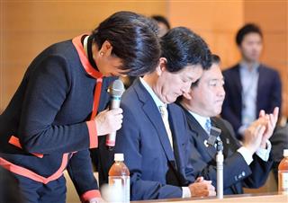 希望の党の両院議員懇談会で、頭を下げる小池百合子代表（左）＝２５日午後、東京・永田町の衆院第１議員会館（宮崎瑞穂撮影）