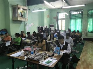 地方から集まった農民・農業労働者組合の若きリーダーたち。この日は金融システムについての講義を受けていた=2017年9月、ヤンゴン市パンソーダン通りのIPSJ事務所(筆者撮影) 地方から集まった農民・農業労働者組合の若きリーダーたち。この日は金融システムについての講義を受けていた=2017年9月、ヤンゴン市パンソーダン通りのIPSJ事務所(筆者撮影)