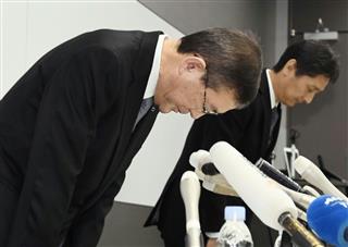 無資格検査問題についての記者会見で謝罪するスバルの吉永泰之社長（手前）＝２７日、東京都渋谷区