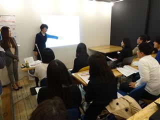 ようこそことば研究会で小売接客向けの「ようこそ言葉」を学ぶ参加者たち＝24日、東京都渋谷区（日野稚子撮影）