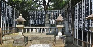 若宮八幡宮社殿の横に鎮座する岡崎（松平）三郎信康の首塚＝岡崎市朝日町