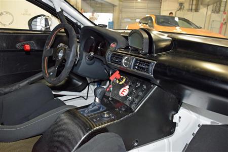 市販車とは明らかに異なるコックピット